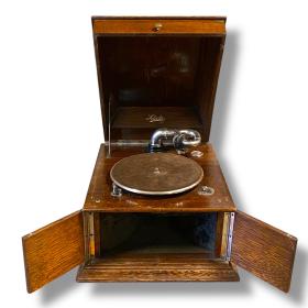 Selecta 1920s Oak Cased Tabletop Gramophone
